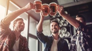 Tradiții de Ziua Bărbatului 2023. De ce se beau 44 de pahare pe 9 martie