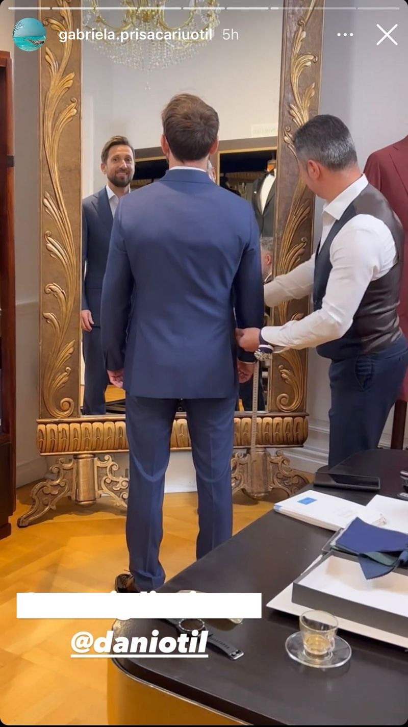 Dani Oțil, în timp ce proba costumul de mire