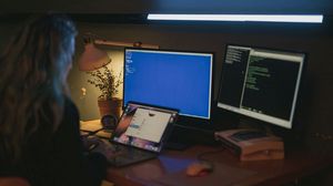 Alege cursuri IT gratuite, care să te aducă în ”lumina reflectoarelor” angajatorului