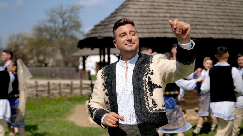 Cine este Valentin Sanfira. Biografie: Vârstă, studii, carieră, familie. Prin ce greutăți a trecut artistul în copilărie. „Când eram mic, mergeam desculţ”