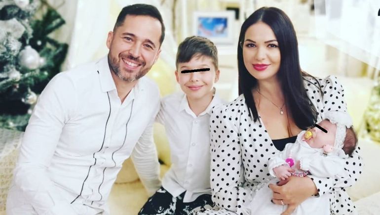 Deea și Dinu Maxer, alături de cei doi copii Deea și Dinu Maxer, alături de cei doi copii