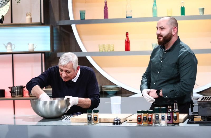 Cine este Sandu Cocoșatu, cel mai priceput grataragiu din Rom&acirc;nia. Cu siguranță ai auzit de &bdquo;micii de la Cocoșatu&rdquo;