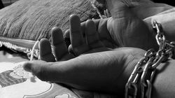 O tânără diagnosticată cu handicap a fost găsită legată cu lanțul de un dulap, în casa în care locuia. Polițiștii au aflat că părinții o țineau captivă de mai bine de 10 ani