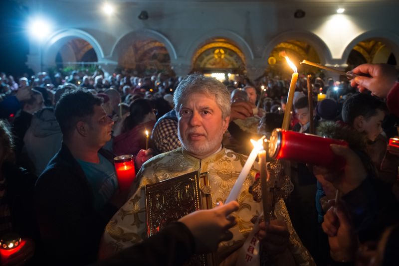 Program slujba de Înviere: Paște. Vezi la ce oră se dă Lumina Sfântă