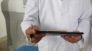 Femeie diagnosticată cu melanom malign în stadiul 3