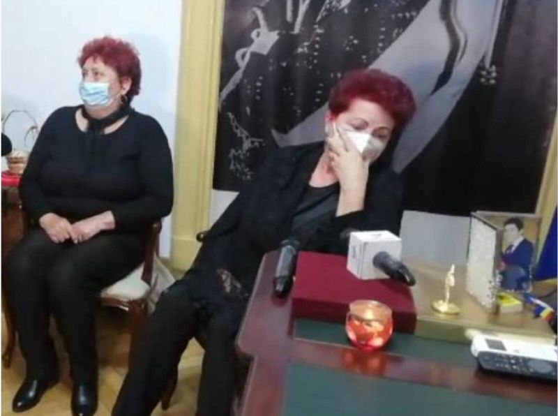 Surorile lui Petrică Mîțu Stoian la priveghiul regretatului artist Surorile lui Petrică Mîțu Stoian la priveghiul regretatului artist