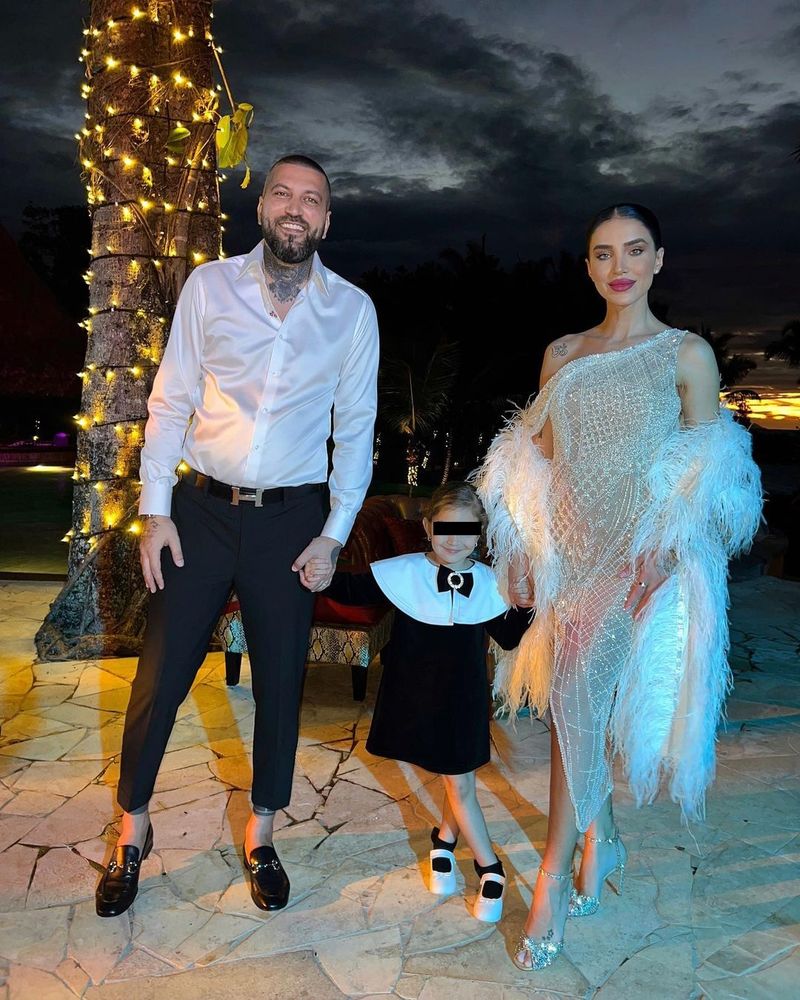 Adelina Pestrițu, ajutată de soțul ei să treacă peste hate-ul din online Adelina Pestrițu și familia sa