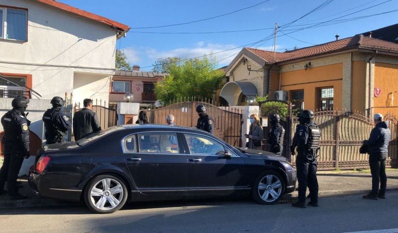 Miraj Tzunami , evacuat cu mascați