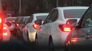 Modificare importantă a Codului Rutier. Șoferii vor fi obligați să folosească luminile de întâlnire, chiar și pe timpul zilei