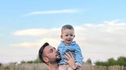 Sărbătoare în familia lui Radu Andrei Tudor, prezentatorul “NEWSTIME”, de la Kanal D2:  “Așa am prins curaj să îl iau în brațe”