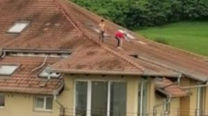 Doi copii din comuna Florești, județul Cluj, au fost surprinși în timp ce se jucau pe acoperișul unui bloc 
