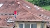 Doi copii din comuna Florești, județul Cluj, au fost surprinși în timp ce se jucau pe acoperișul unui bloc 