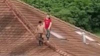 Doi copii din comuna Florești, județul Cluj, au fost surprinși în timp ce se jucau pe acoperișul unui bloc 