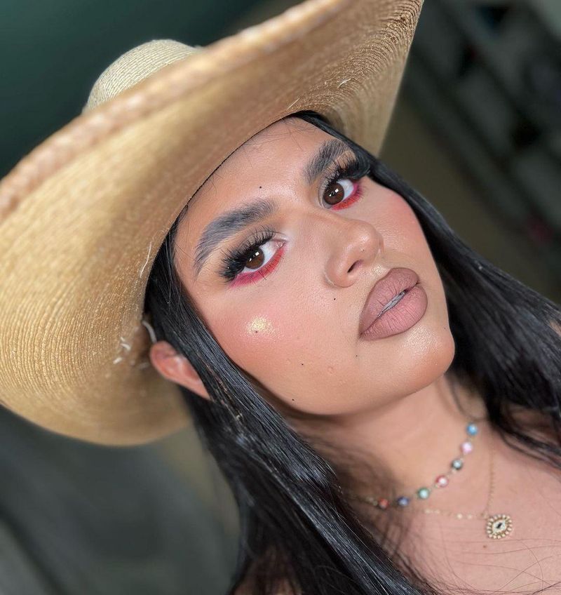 Creatoare de conținut, găsită moartă într-un șanț alături de alte 6 cadavre Creatoare de conținut, găsită moartă într-un șanț alături de alte 6 cadavre