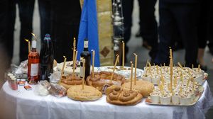Pomenirea morților. Ce se împarte și cum se organizează parastasele de 3 luni, 9 luni și un an