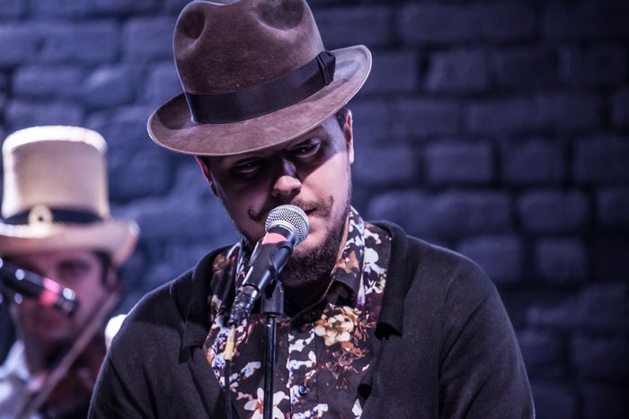 Cine este Bogdan Simion? Artistul face furori alături de taraful ...