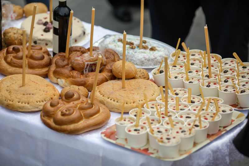 Moșii de vară: Povești populare din folclor, despre Sâmbăta Morților