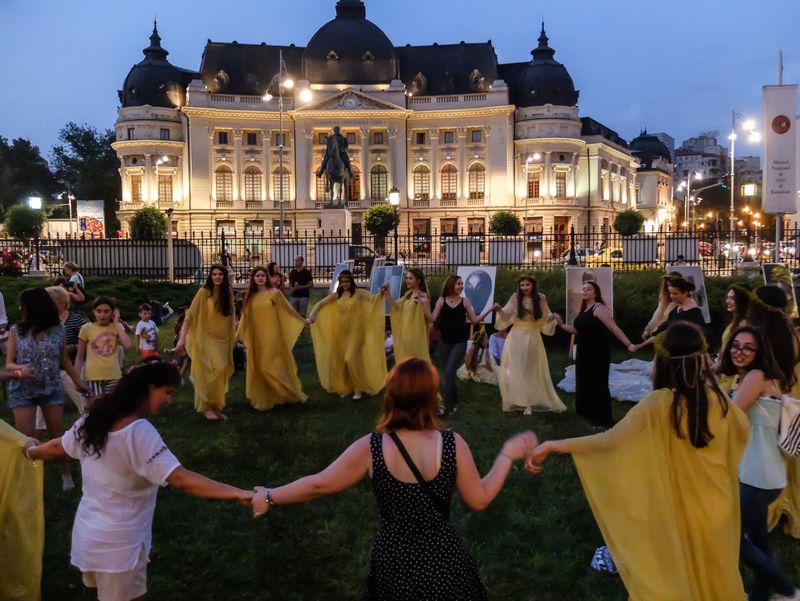 Tradiții &icirc;n a doua zi de Rusalii 2023. Obiceiuri rom&acirc;nești la sărbătoarea Sfintei Treimi