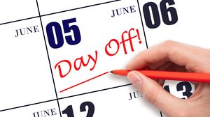 Zile libere 2023. Toți angajații din România pot avea o zi liberă în plus