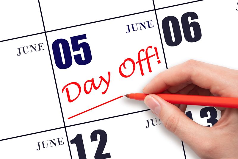 Zile libere 2023. Toți angajații din România pot avea o zi liberă în plus