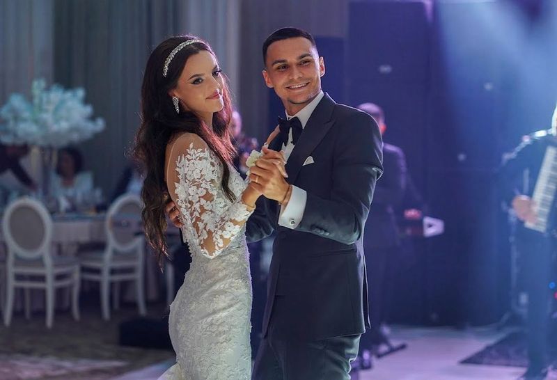 Adrian Șut (24 de ani) și Bianca Negrescu au decis să facă pasul cel mare și, în weekend, s-au căsătorit cu mare fast