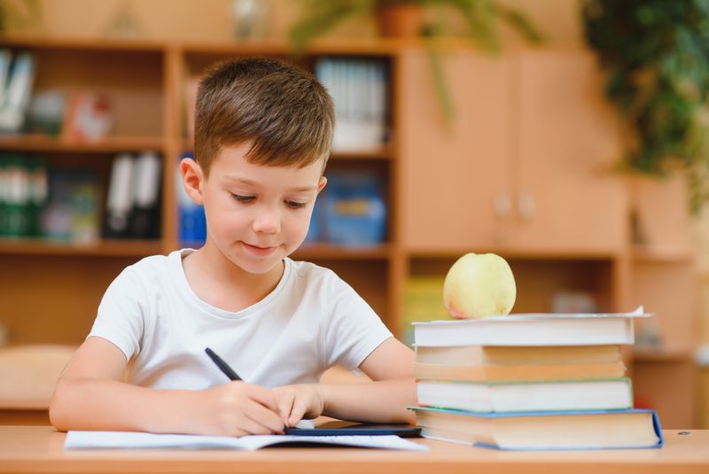 Pe ce dată intră bursele sociale 2023. Vezi care sunt categoriile de elevi care beneficiază de acest ajutor