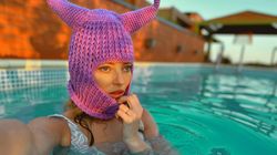 ”Iar a băut mamaia prea mult” Delia a stârnit un val de reacții după ce s-a pozat cu formele la vedere, la piscină. Ipostazele provocatoare în care a apărut cântăreața pe internet