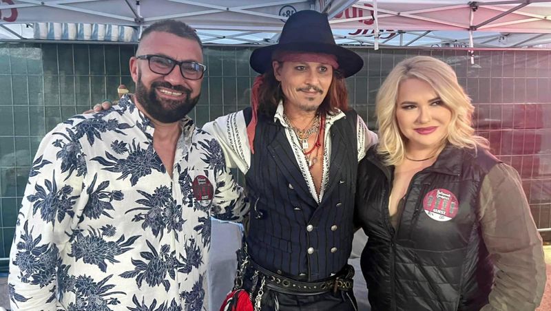 Viorica și Ioniță de la Clejani, cadou special pentru Johnny Depp