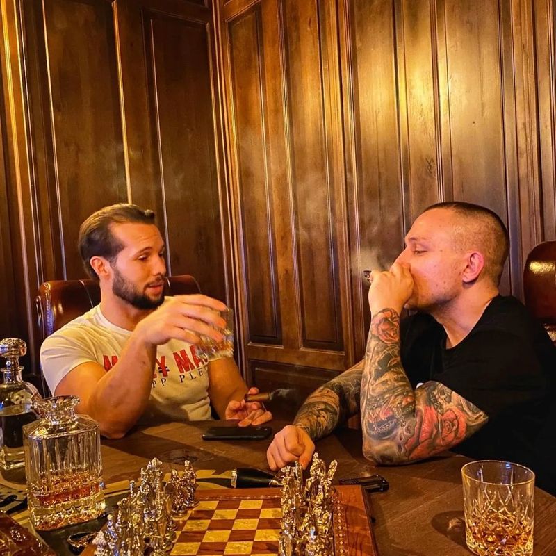 Cine este Vlad Obu, t&acirc;nărul care a &icirc;ncercat să &icirc;i copieze pe frații Tate? Interlopul a fost arestat, după ce a fost prin că racola femei