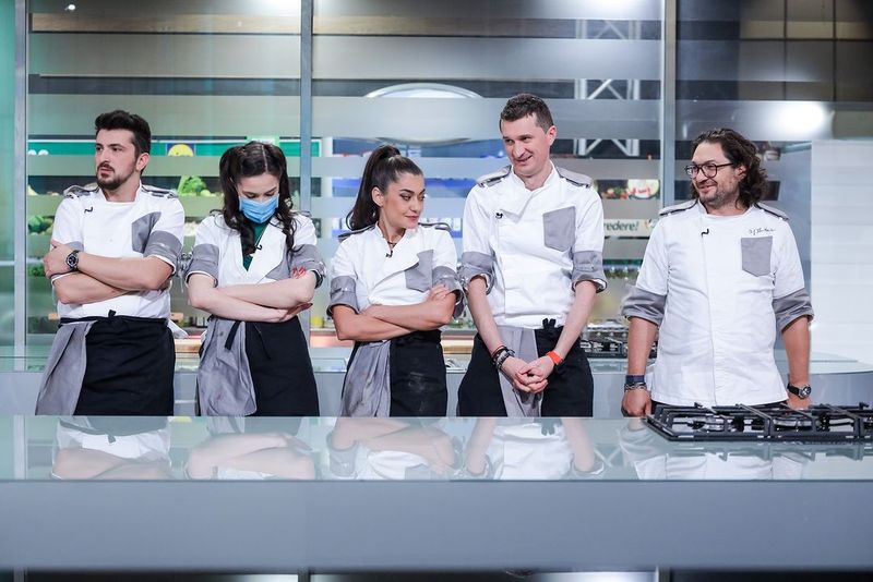 Eliminare Chefi la Cuțite 14 iunie 2023. 3 concurenți au plecat acasă, înainte de semifinală Eliminare Chefi la Cuțite 14 iunie 2023. 3 concurenți au plecat acasă, înainte de semifinală