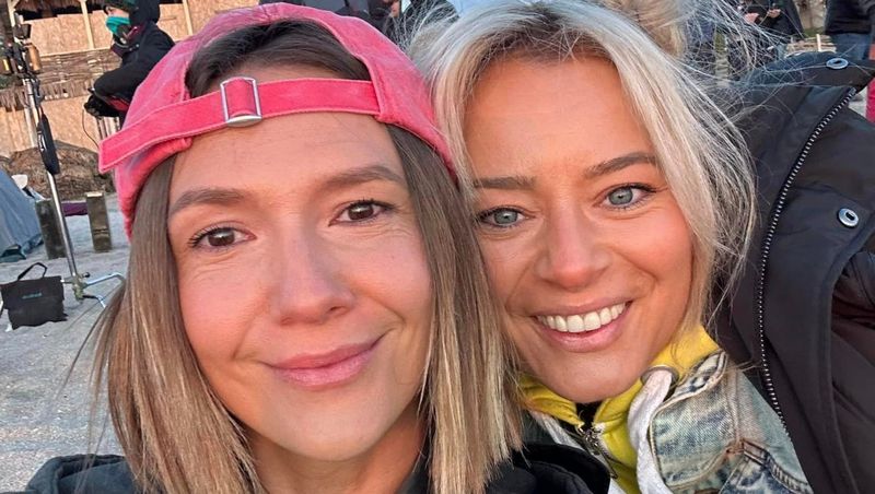 Adela Popescu și Laura Cosoi sunt prietene at&acirc;t &icirc;n realitate, c&acirc;t și pe platourile de filmare.