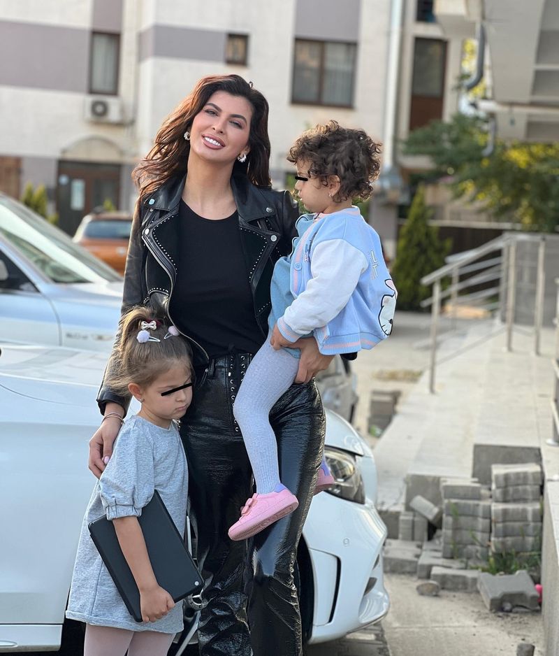 Mădălina Pamfile și fiicele sale 