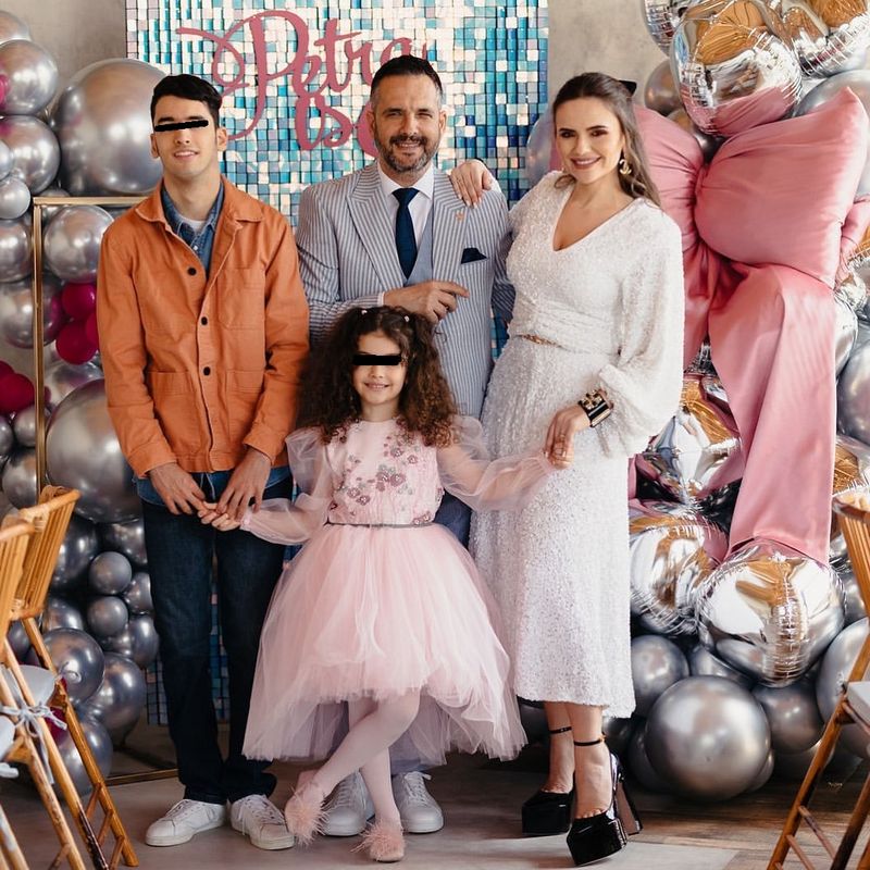 Cristina Șișcanu împreună cu soțul ei, Mădălin Ionescu și copiii lor