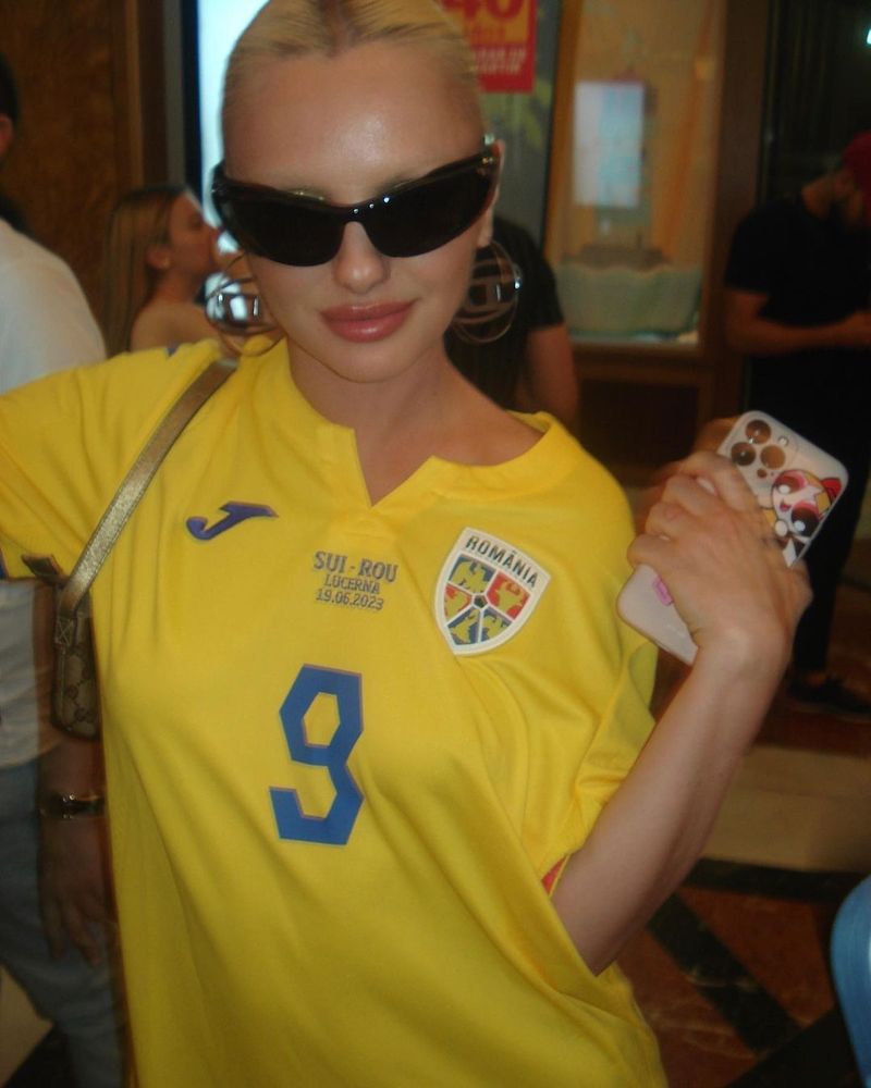 Alexandra Stan în tricoul lui George Pușcaș de la meciul Elveția - România, 2-2 