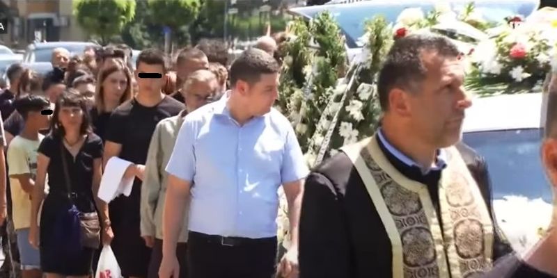 Melis, adolescenta ucisă în Craiova, este condusă astăzi pe ultimul drum Melis, adolescenta ucisă în Craiova, este condusă astăzi pe ultimul drum