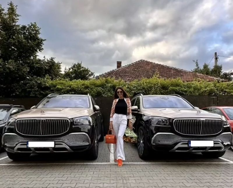 Cristina Spătar i-a uimit pe fanii săi când s-a fotografiat între mașinile de lux Cristina Spătar i-a uimit pe fanii săi când s-a fotografiat între mașinile de lux