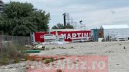 Gunoaie și buruieni pe plajă la Mamaia