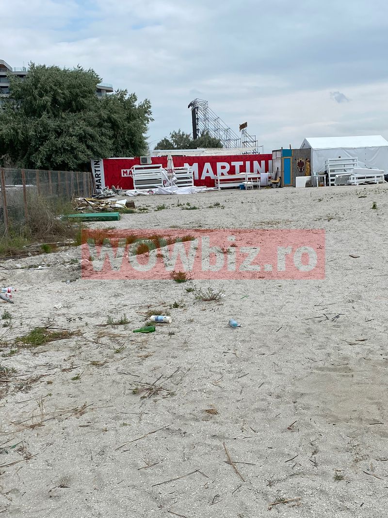Gunoaie și buruieni pe plajă la Mamaia