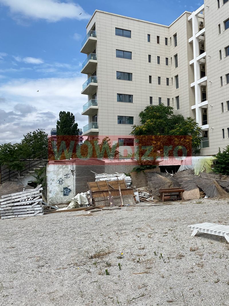 Gunoaie și buruieni pe plajă la Mamaia