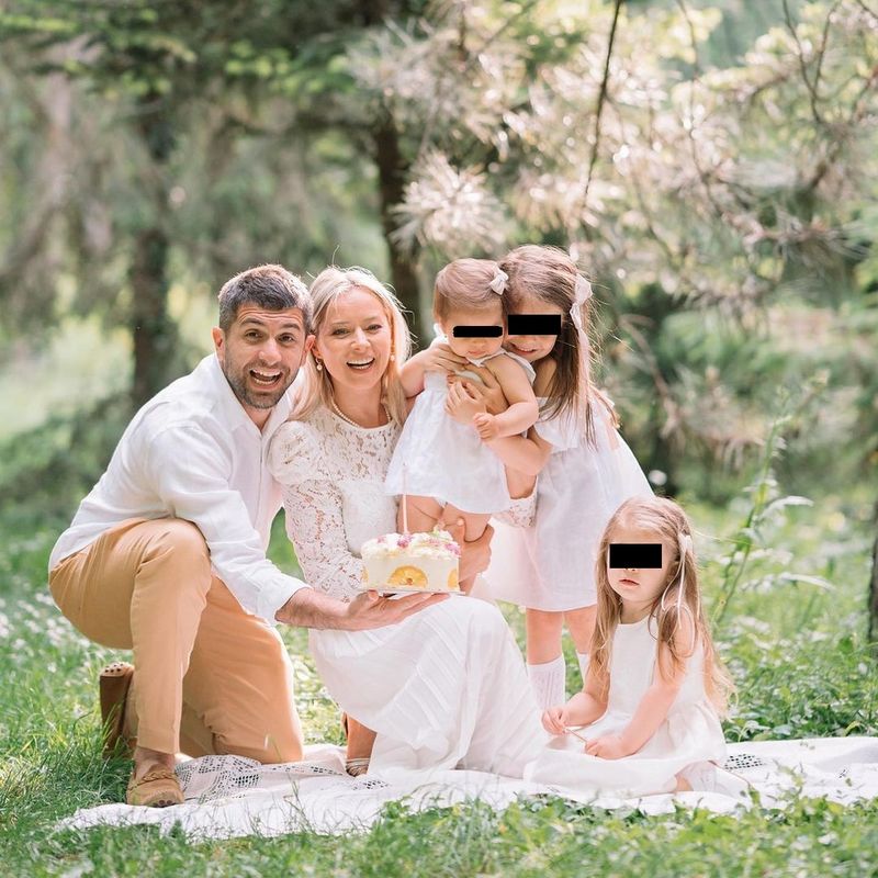Laura Cosoi alături de soțul ei, Cosmin Curticăpean și cele trei fetițe ale lor