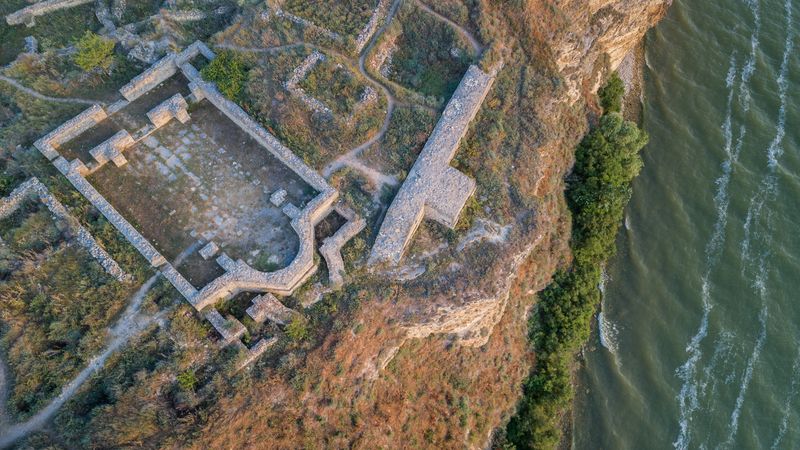 Locuri mai puțini știute pe care le poți vizita &icirc;n Dobrogea &icirc;n 2023. Aici se găsește castrul roman &bdquo;Carsium&rdquo;