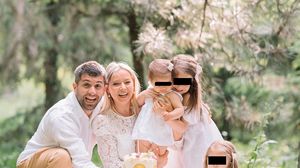 Laura Cosoi împreună cu soțul ei, Cosmin Curticăpean și fetițele lor