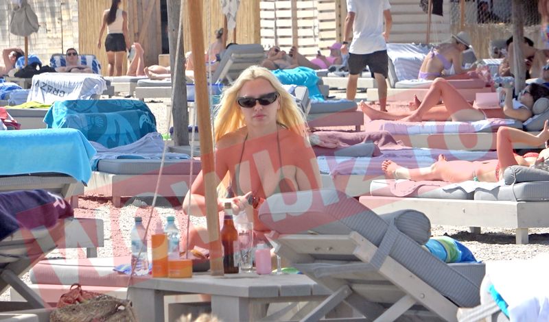 Alexandra Stan la plajă