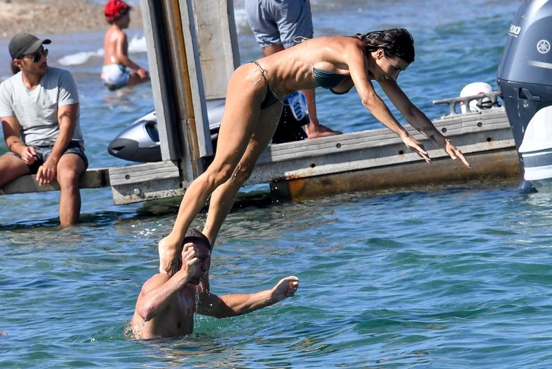Elisabetta Canalis și Georgian Cîmpeanu în Golful Porto Cervo din Sardinia.