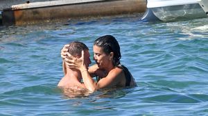 Elisabetta Canalis și Georgian Cîmpeanu în Golful Porto Cervo din Sardinia.