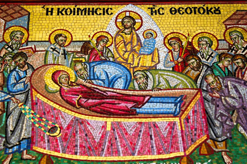 Ce se dă de pomană &icirc;n Postul Sf. Maria 2023. Este bine să &icirc;mparți aceste lucruri pentru sufletele celor adormiți