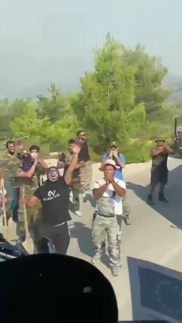 Pompierii rom&acirc;ni, primiți cu plecăciuni și ropote de aplauze la intrarea &icirc;n Grecia