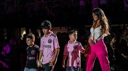 Soția lui Messi a făcut senzație, la prima apariție la Inter Miami, cu o pereche de pantaloni roz de 2.000 de euro! Ce mesaj a primit imediat Antonela Roccuzzo de la Victoria Beckham