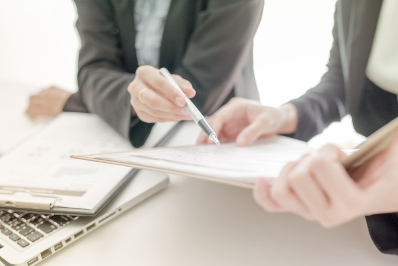 Moștenitorii ar putea face succesiunea gratuit la primărie. Vezi de când ar putea intra în vigoare această măsură