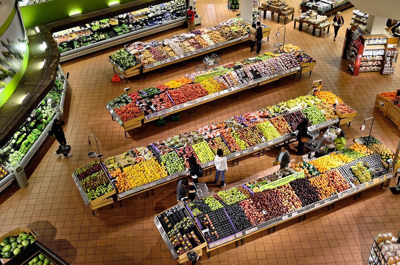 Lista alimentelor care se ieftinesc în august 2023. Guvernul a plafonat adaosul comercial pentru alimentele de bază